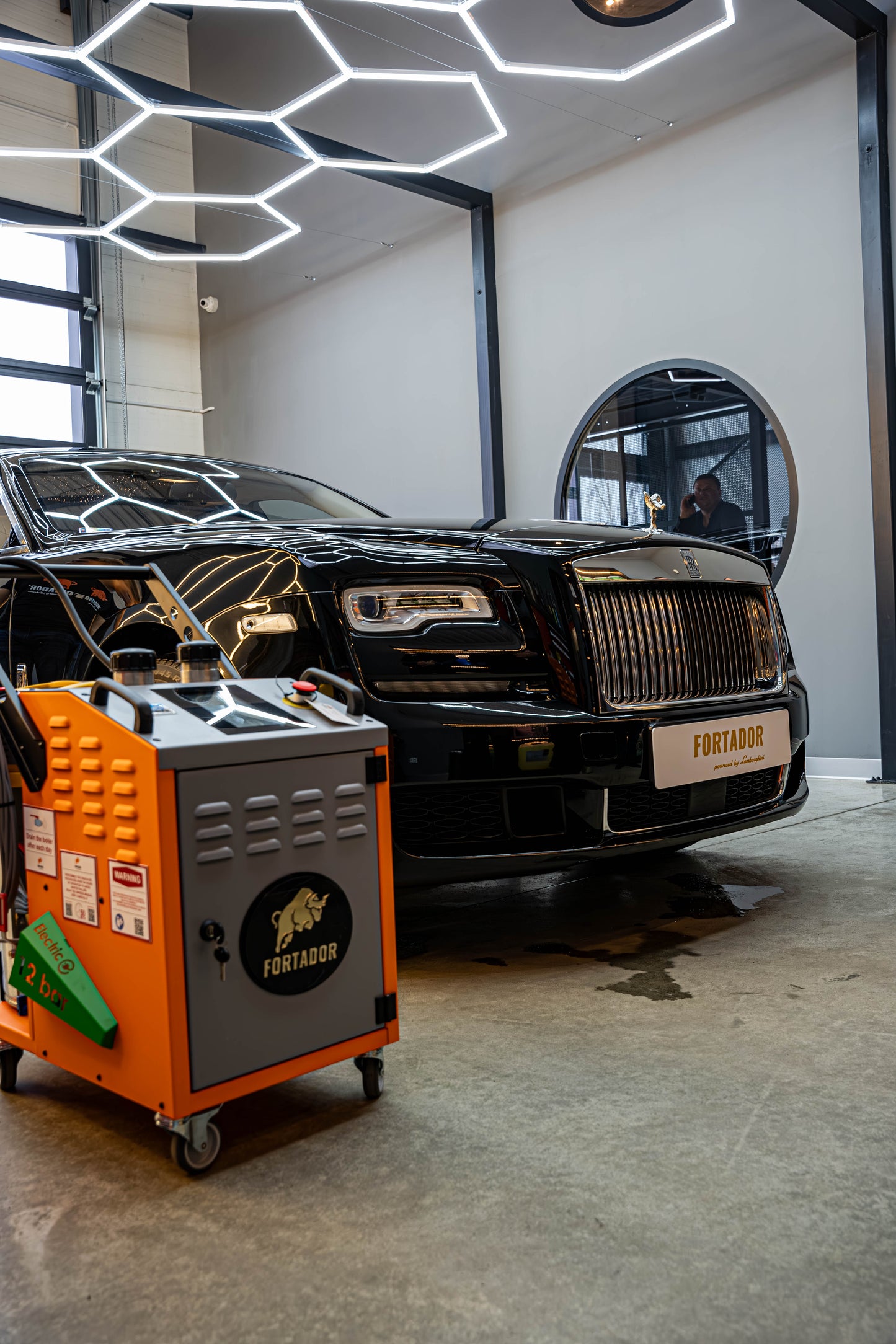 FORTADOR VOLT ELECTRA steam cleaning system in automotive workshop with dual hose setup